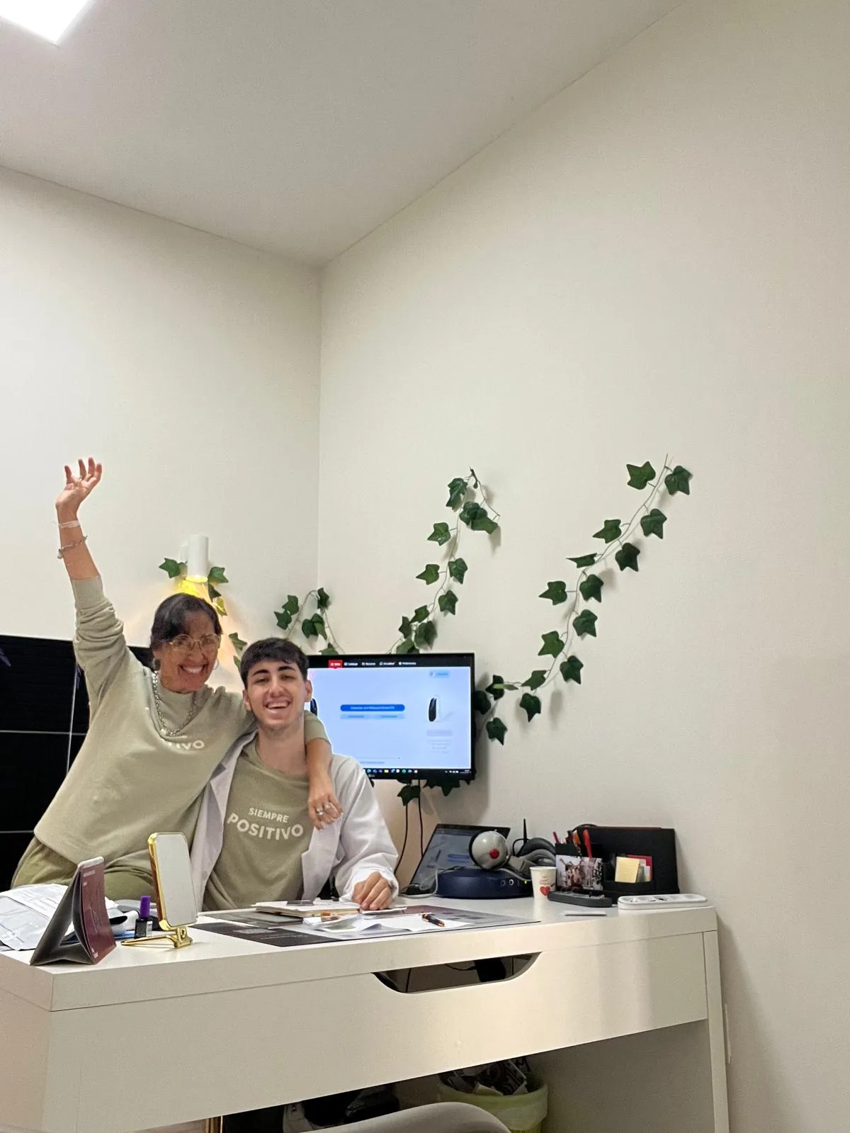 Yolanda y Pablo, sonriendo juntos en su gabinete de Nerja